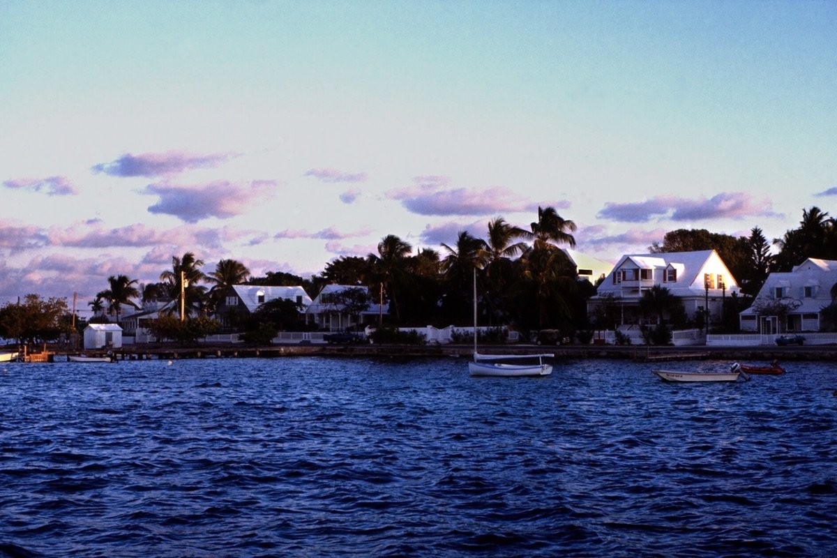 Calle residencial de Dunmore Town en Harbour Island