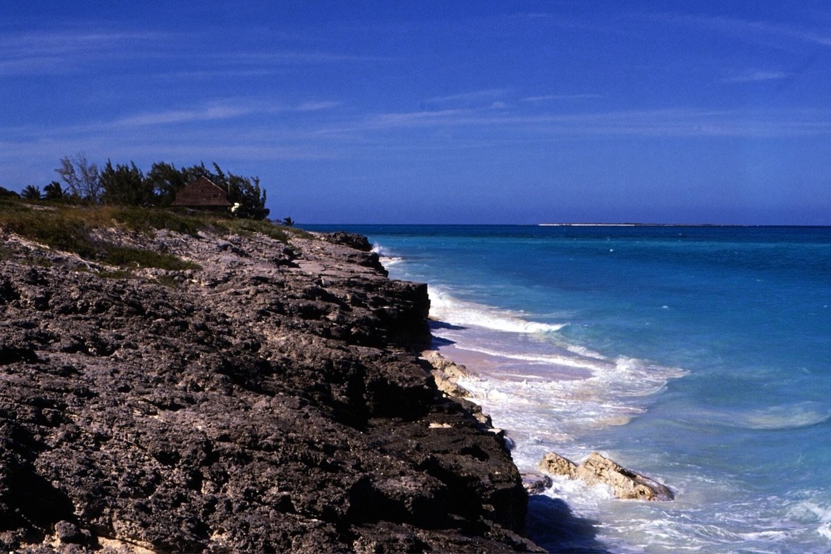 Costa rocosa y mar azul en Little Exuma