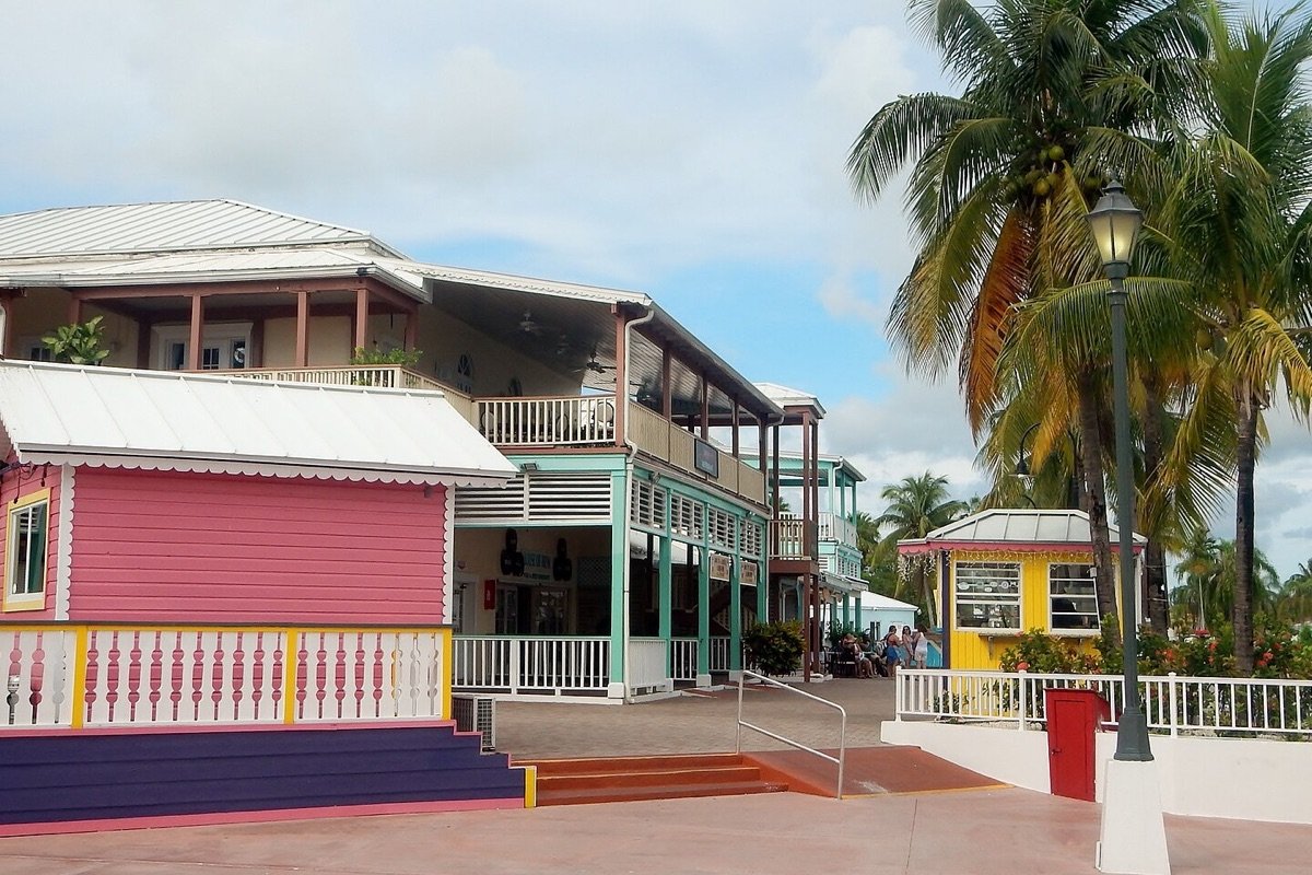 Edificios coloridos de Port Lucaya en Grand Bahama