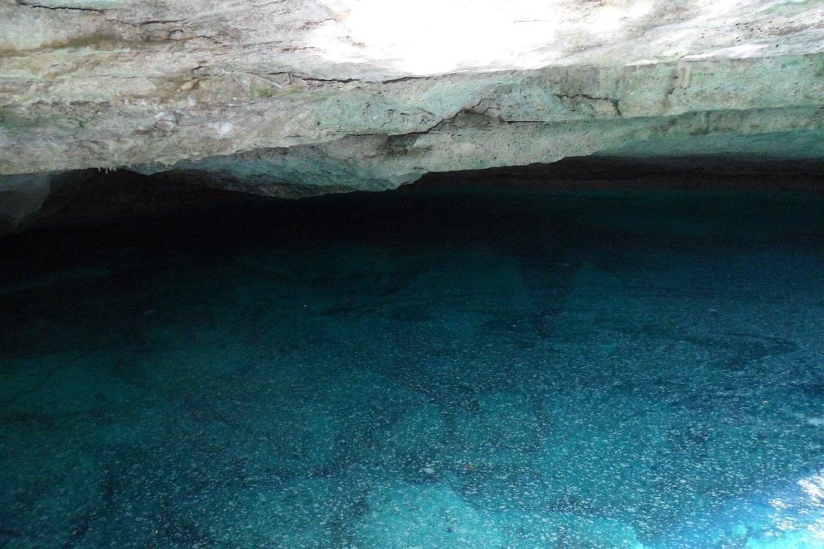 Agua azul dentro de Ben's Cave en Lucayan National Park