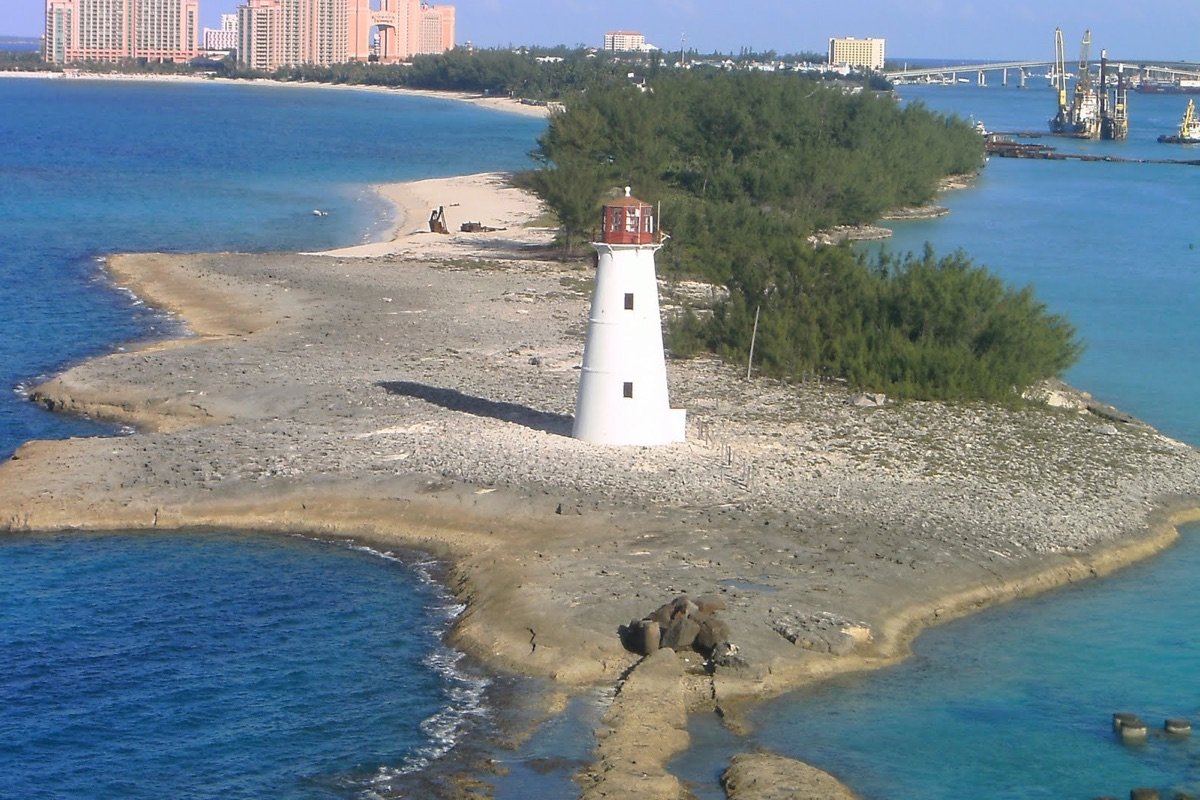 Faro de Paradise Island junto al canal de Nassau