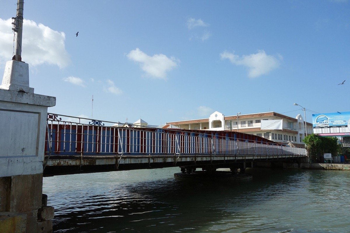 Swing Bridge sobre el Haulover Creek en Belize City