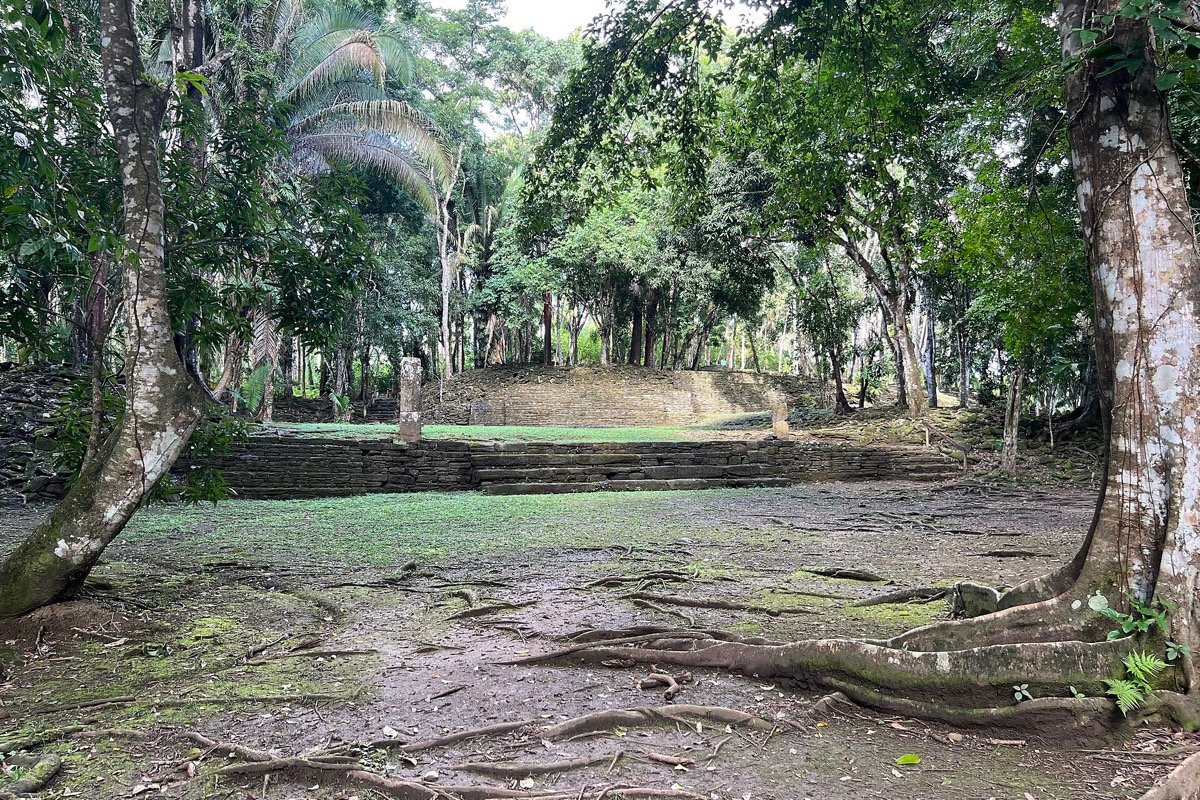 Plaza arqueológica maya de Nim Li Punit en Toledo