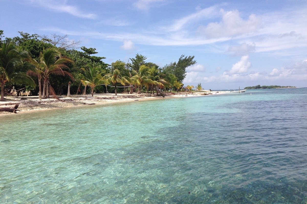Vista desde Hunting Caye en Sapodilla Cayes
