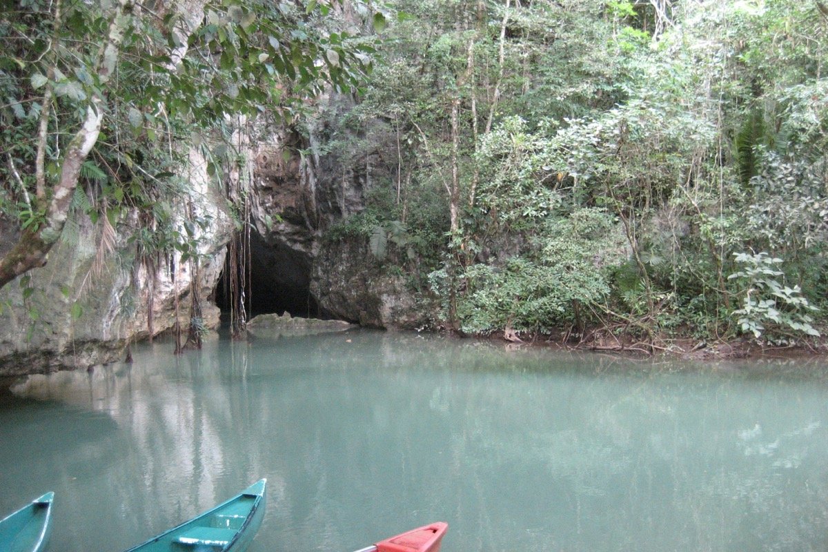 Entrada de Barton Creek Cave en Belice
