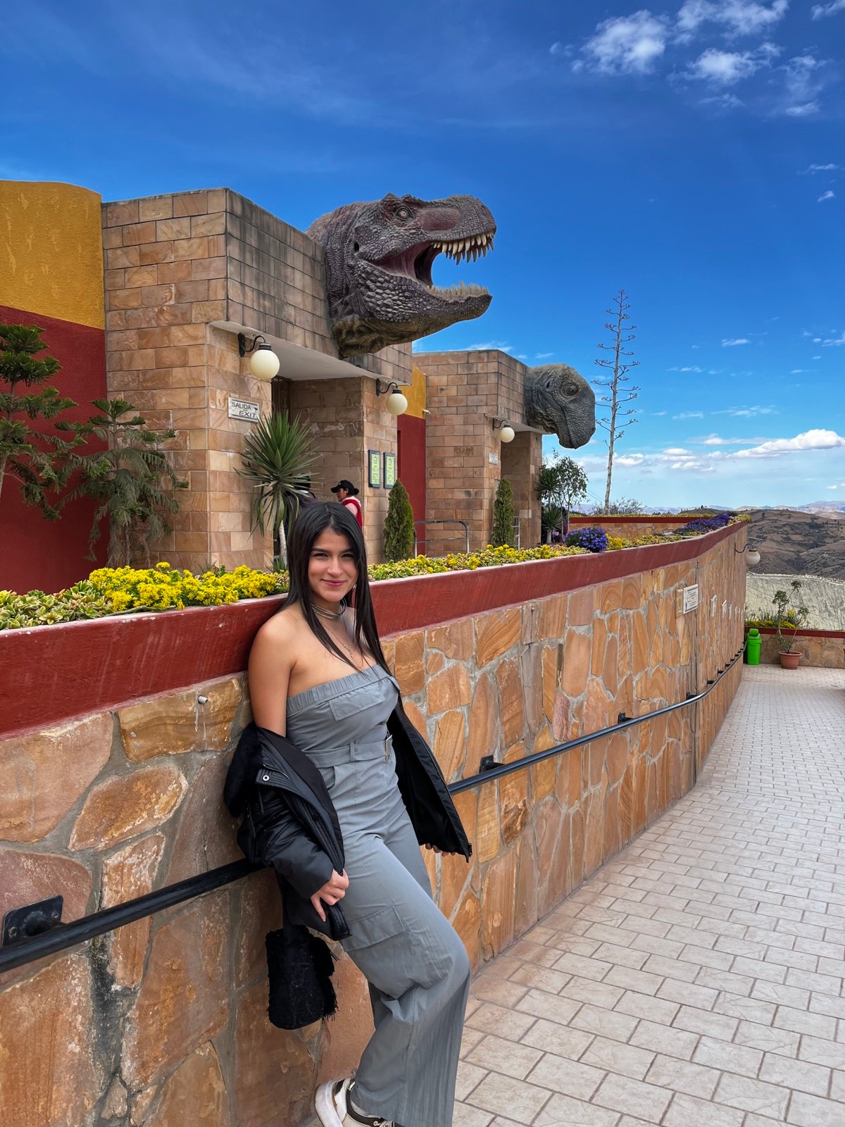 Dana junto a las recreaciones de dinosaurios del Parque Cretácico de Sucre