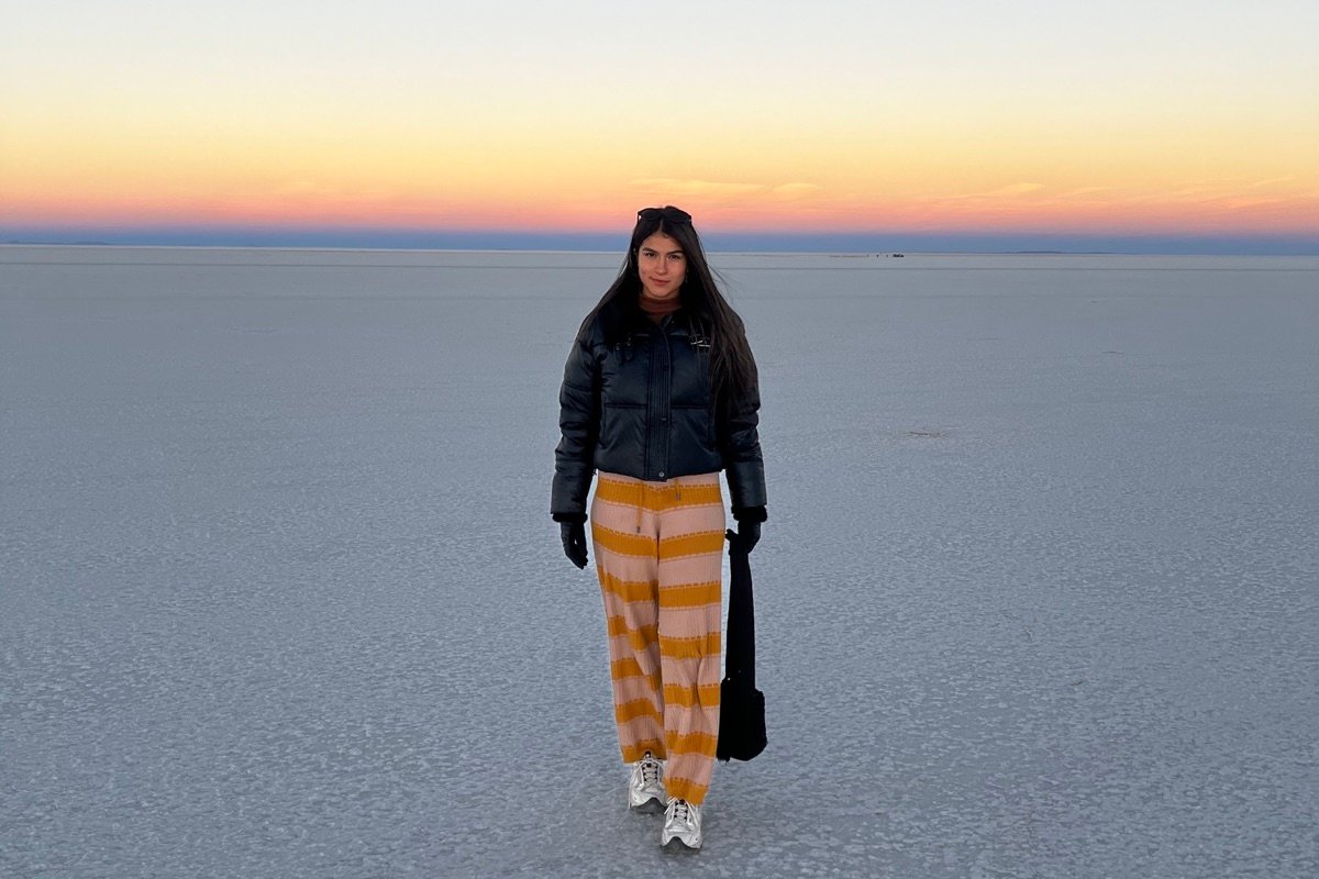 Dana en el Salar de Uyuni durante el atardecer