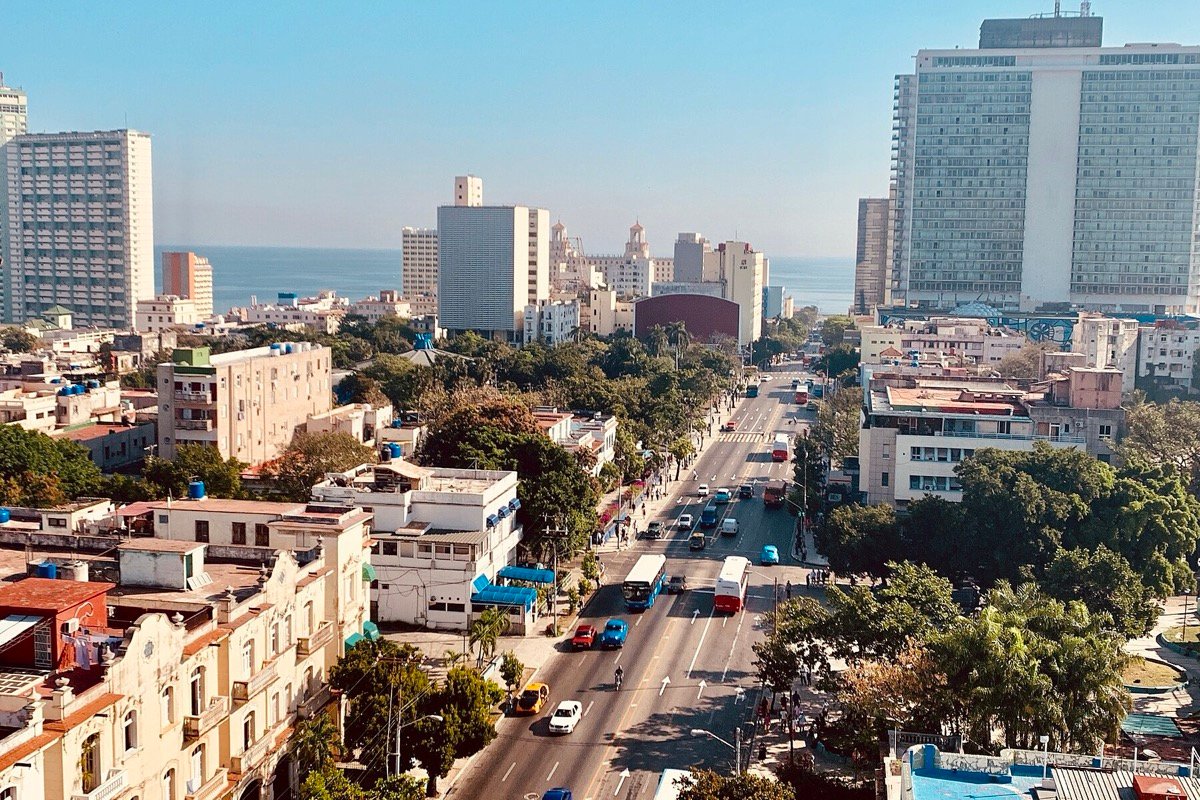 Avenida 23 en el barrio del Vedado, La Habana