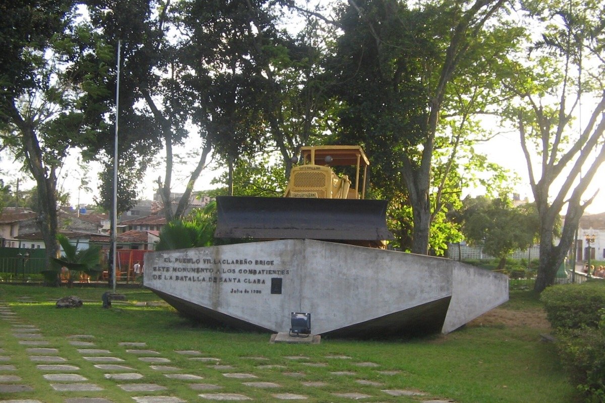 Maquinaria del memorial del Tren Blindado en Santa Clara