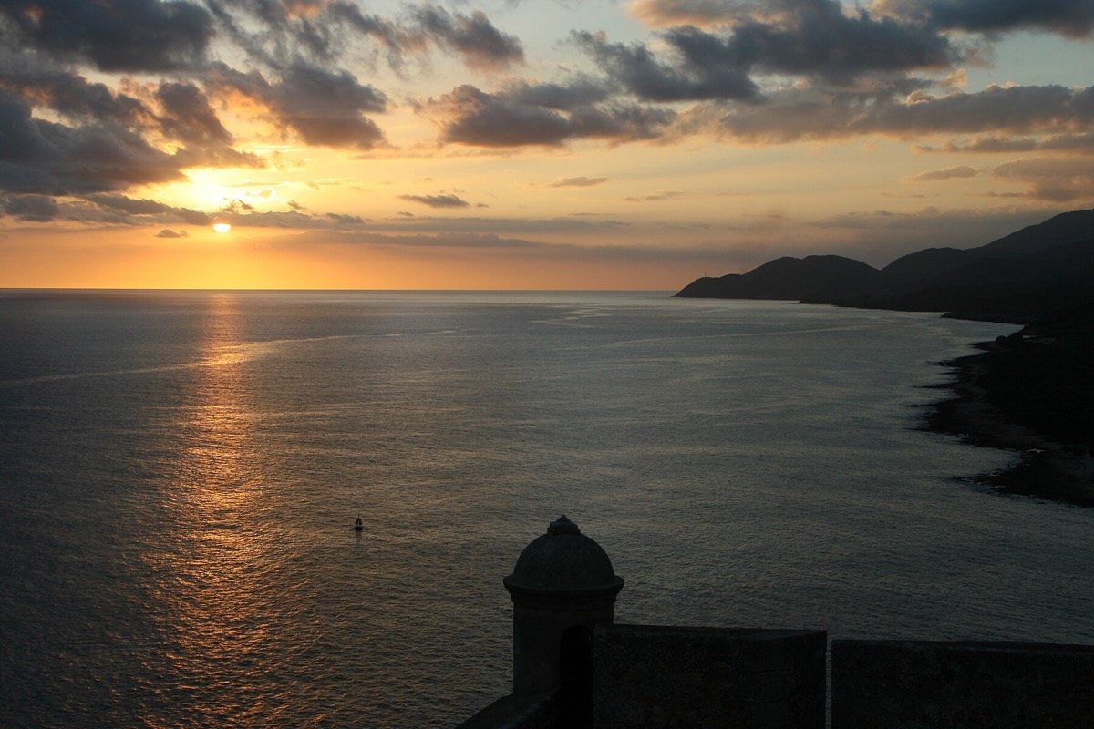 Atardecer sobre la costa visto desde El Morro de Santiago de Cuba