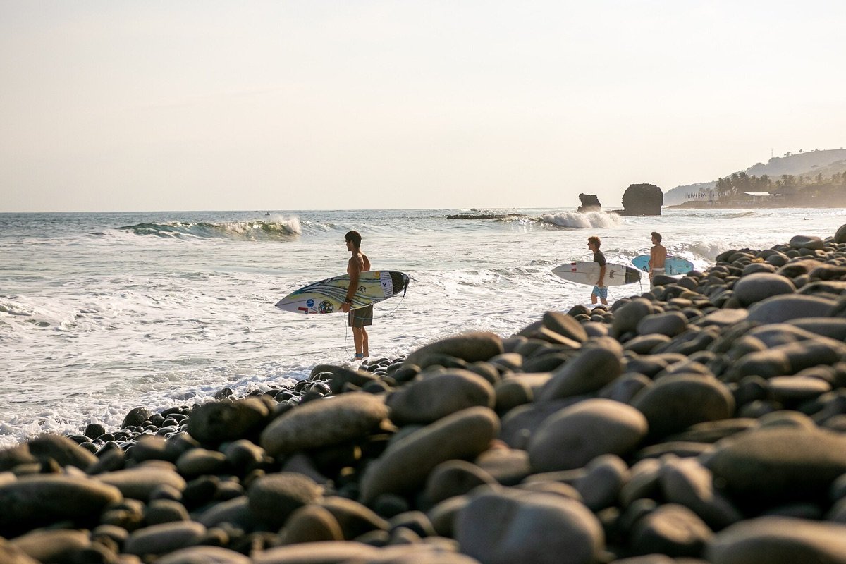 Surfistas en El Tunco