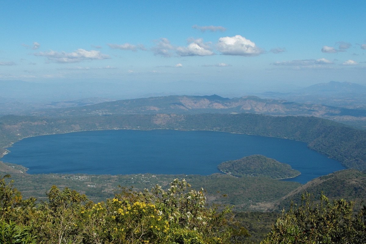 Orillas y laderas del Lago de Coatepeque