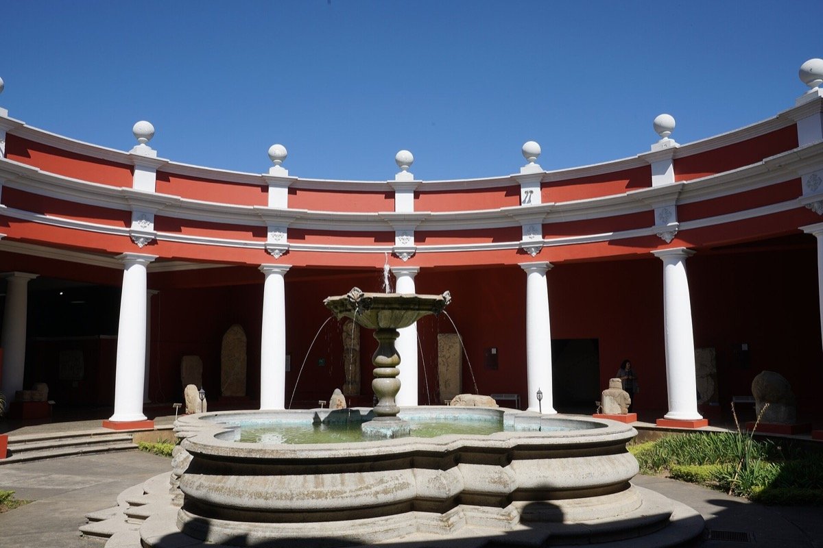 Patio del Museo Nacional de Arqueología y Etnología