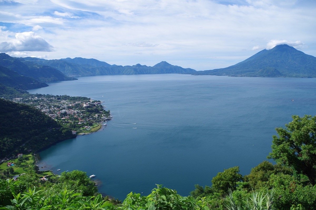 Panajachel y paisaje volcánico del Lago de Atitlán