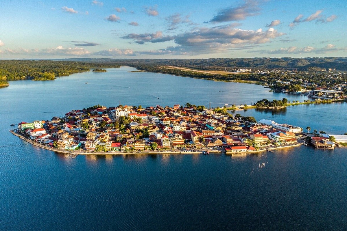 Isla de Flores en el lago Petén Itzá