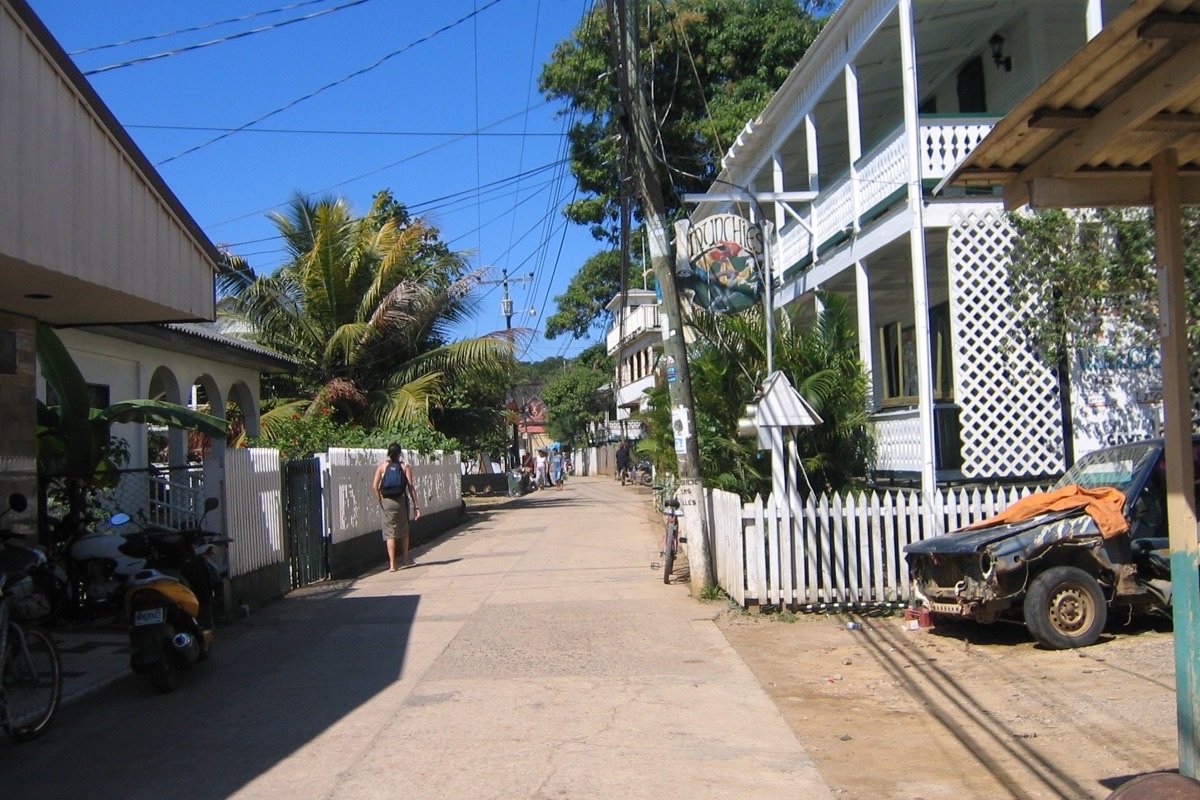Calle en Utila, Honduras