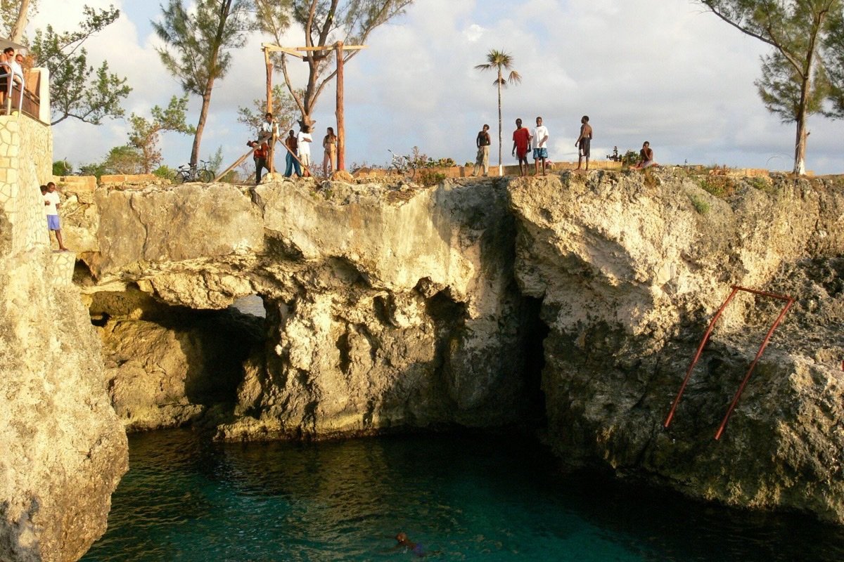 Clavadistas junto a los acantilados de Negril