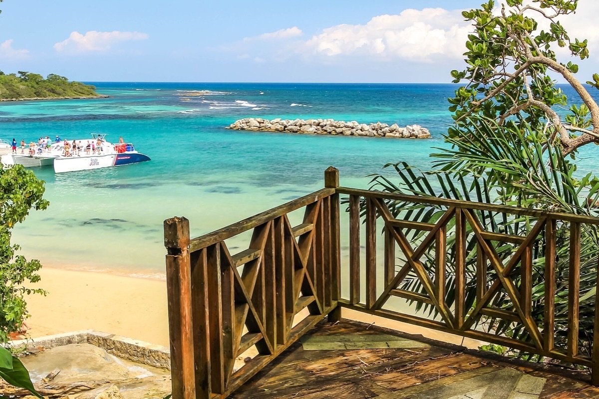 Playa en la desembocadura de Dunn’s River Falls
