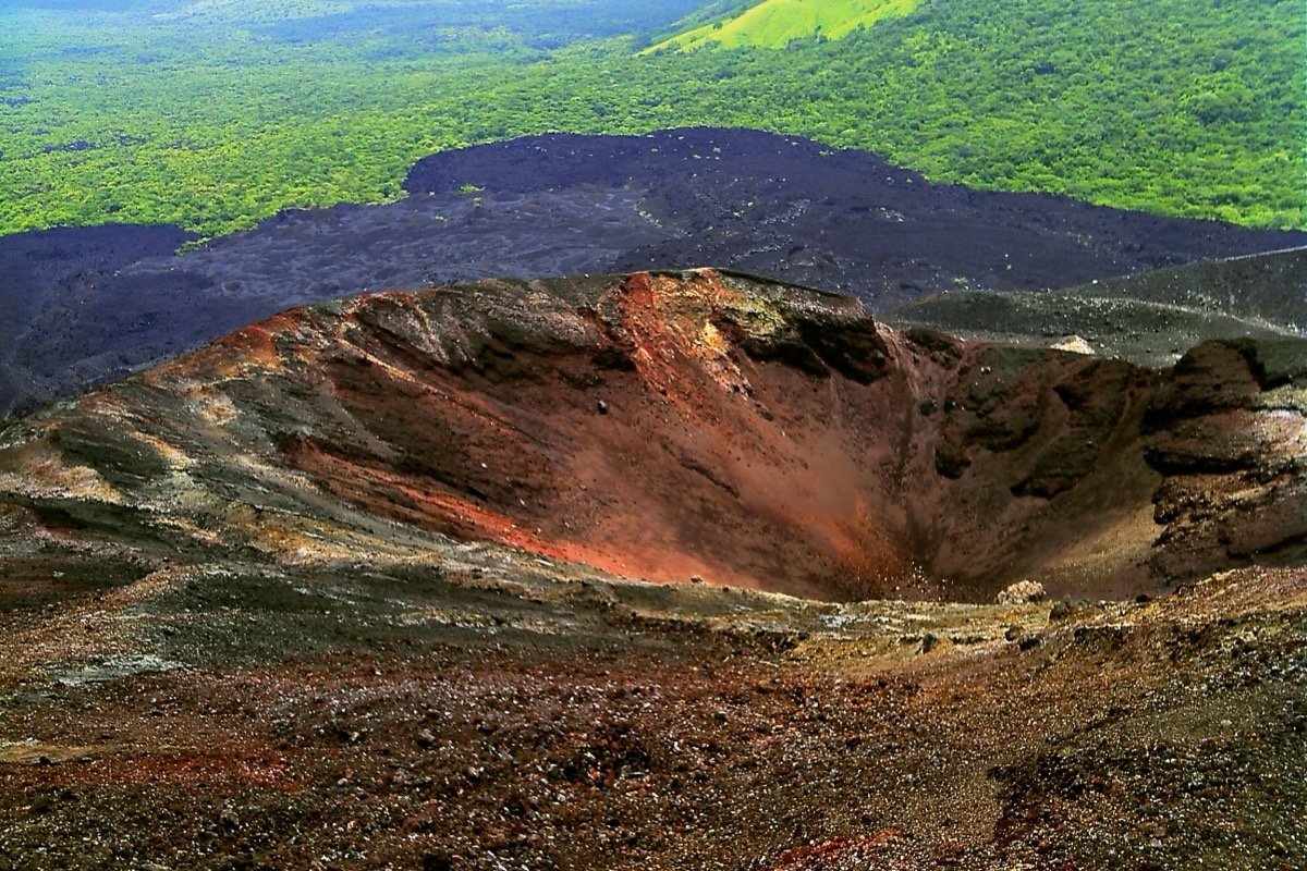 Cráter y laderas del volcán Cerro Negro