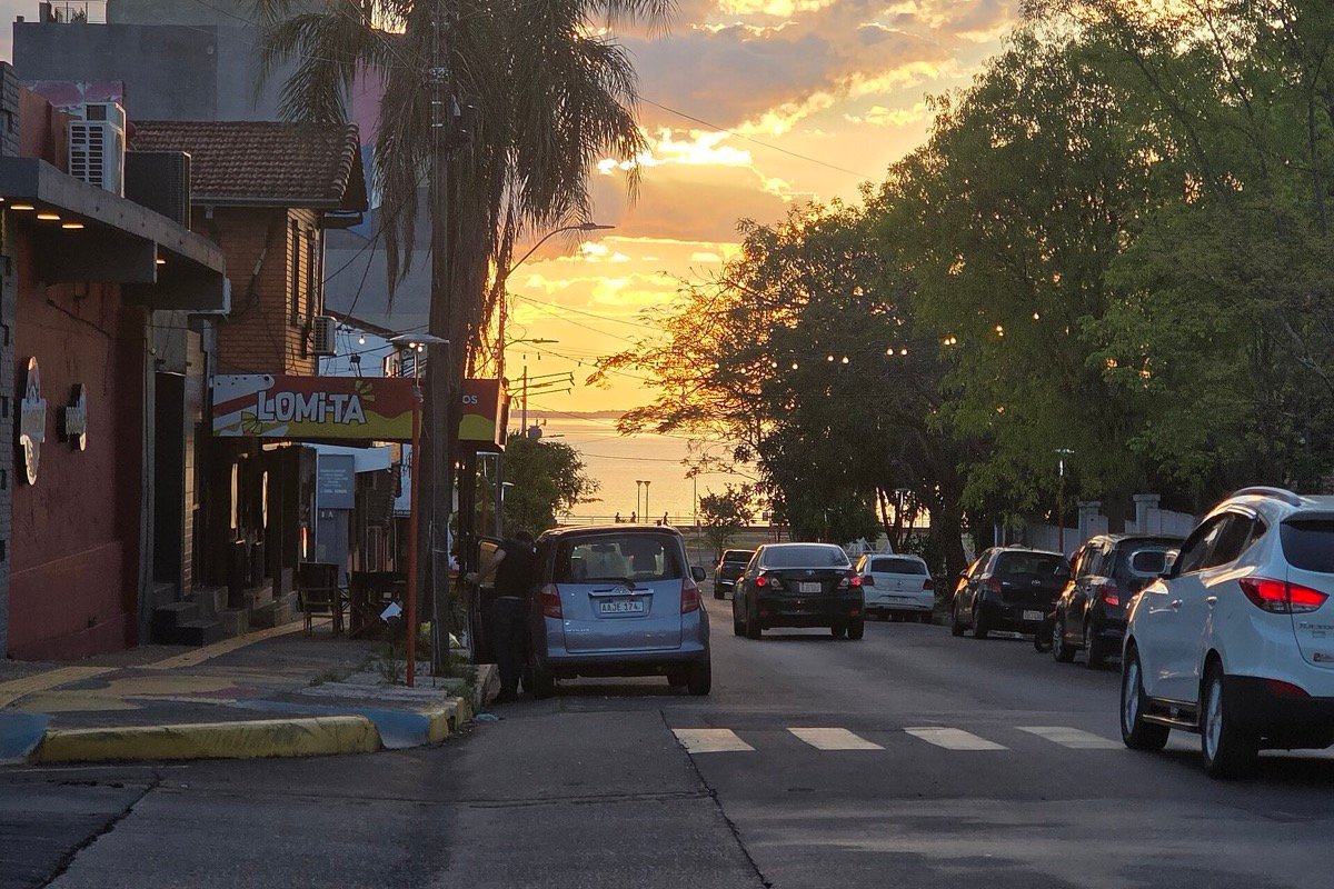 Atardecer en la costanera de Encarnación