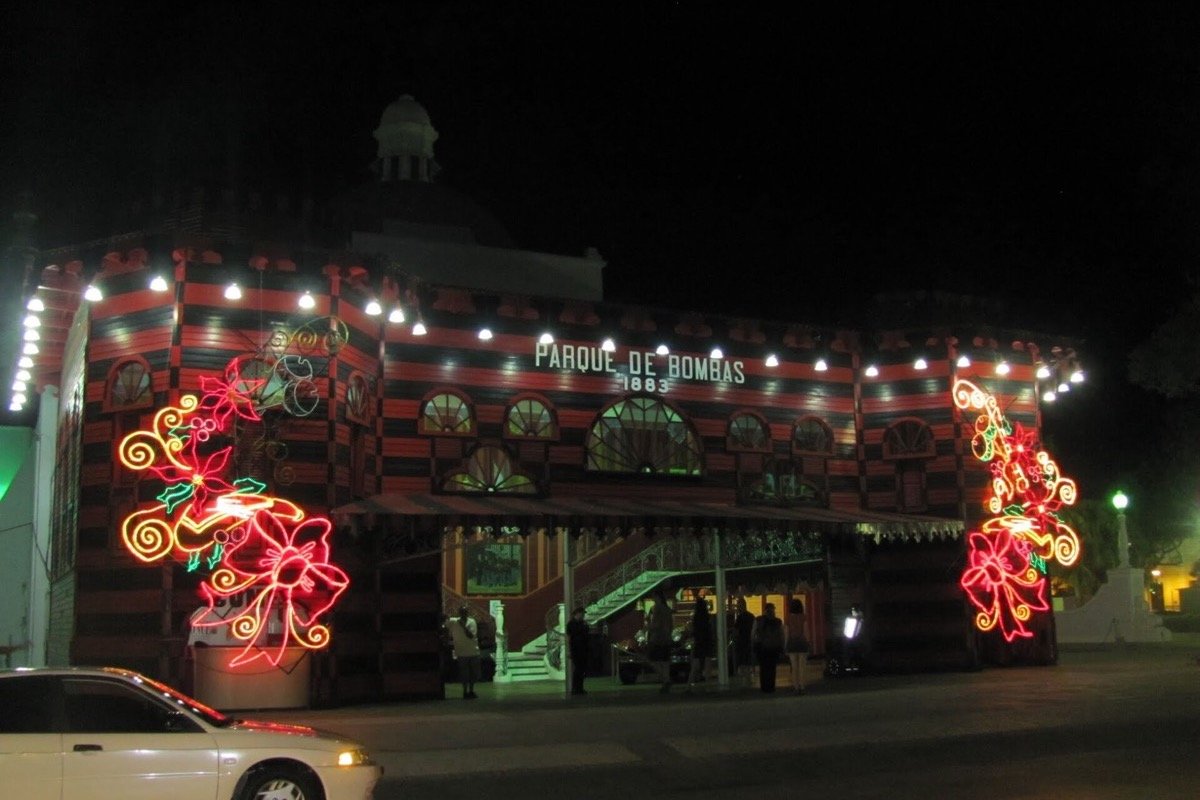Parque de Bombas iluminado por la noche