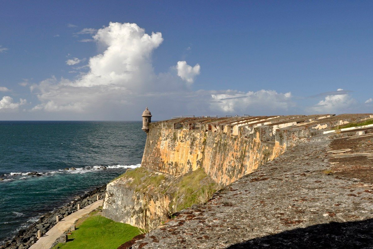 Murallas de El Morro junto al mar