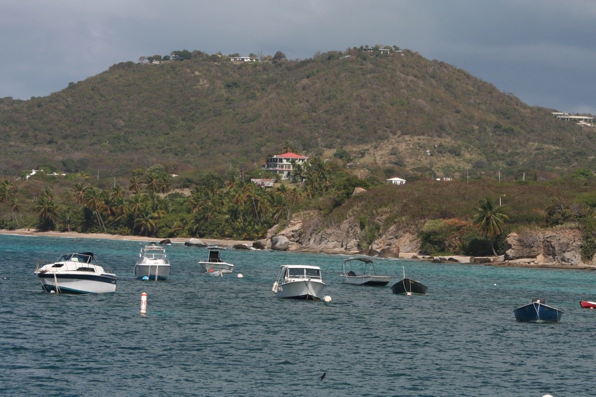 Embarcaciones frente a Esperanza en Vieques