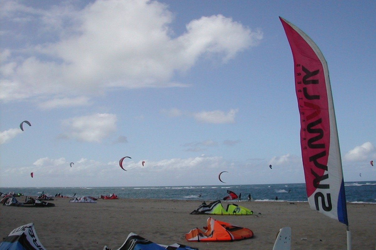 Cometas de kitesurf en Kite Beach, Cabarete