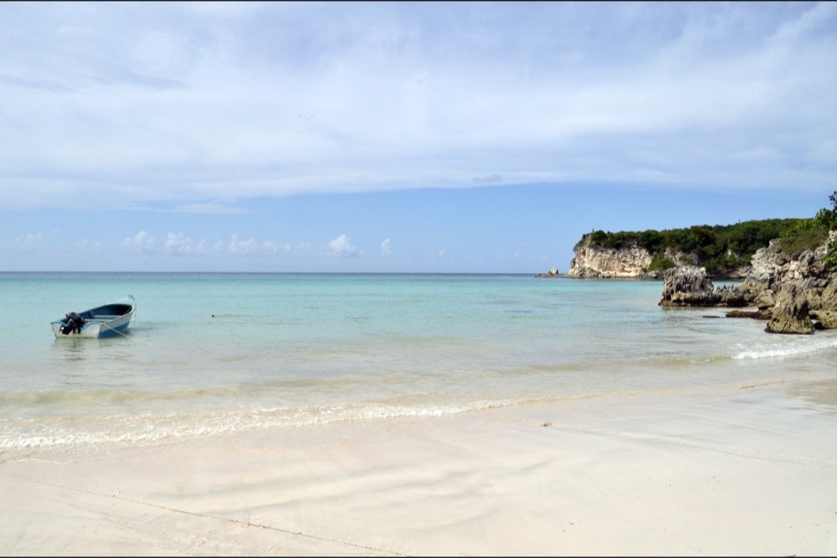 Arena y mar en Playa Macao