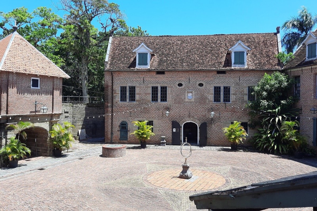 Arquitectura histórica junto a Waterkant en Paramaribo