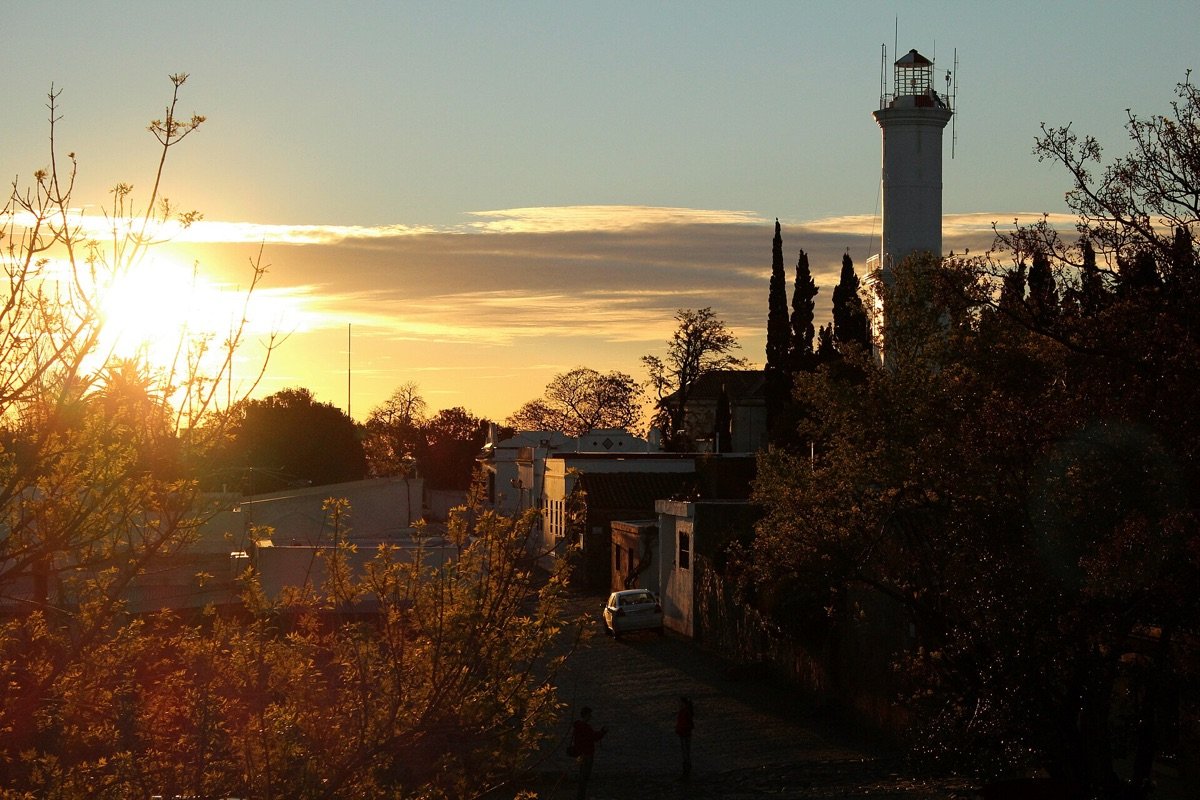 Faro de Colonia del Sacramento al atardecer