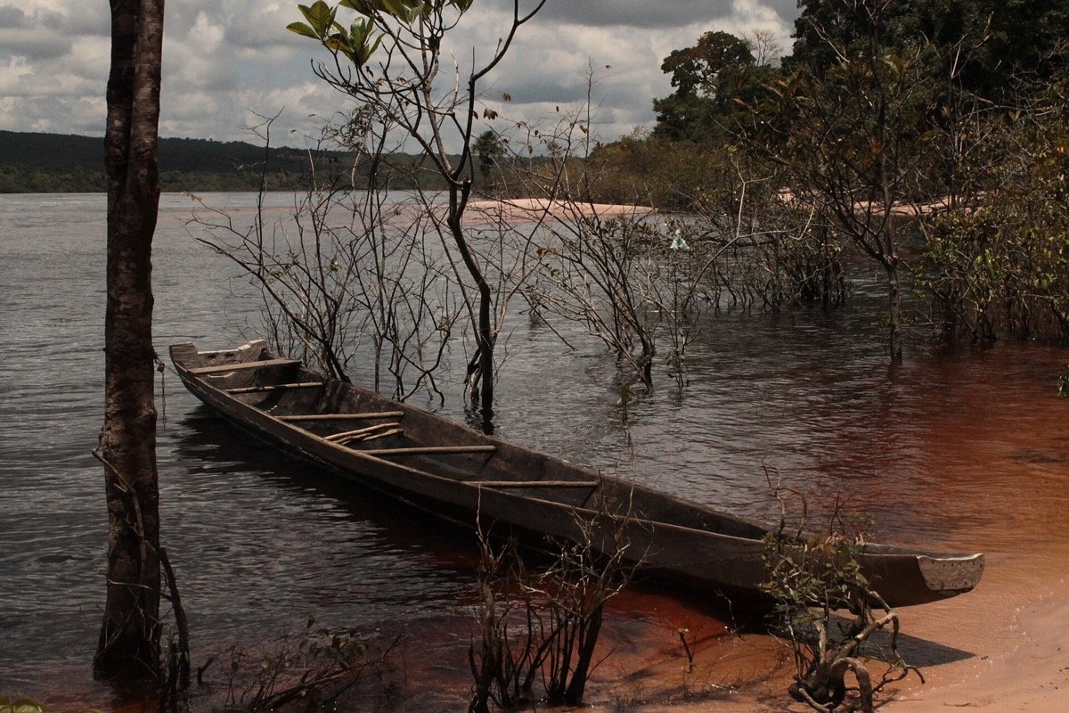 Curiara en un río del Parque Nacional Canaima